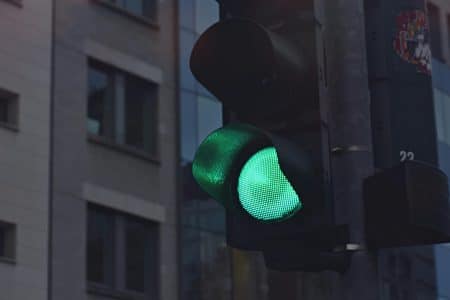 Il récolte une amende pour avoir démarré au feu vert