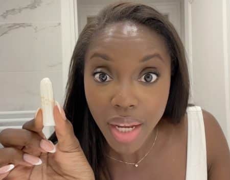 Américaine avec un tampon hygiénique