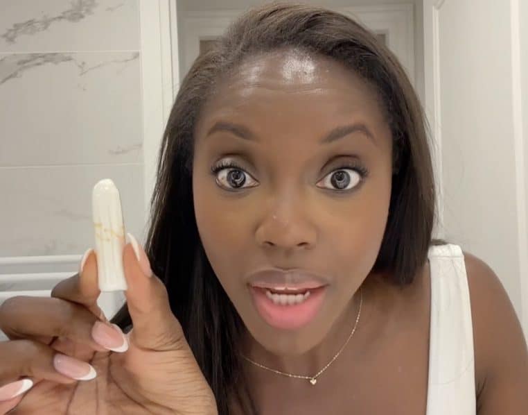 Américaine avec un tampon hygiénique