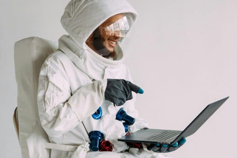 Un faux astronaute arnaque une octogénaire