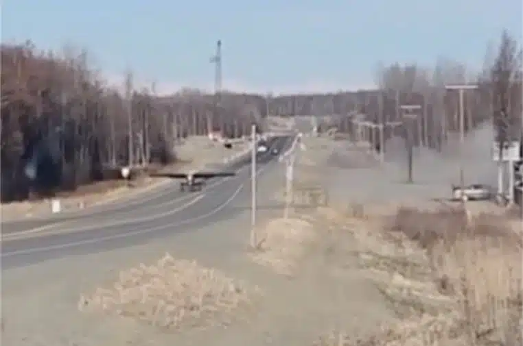 Avion sur route en Alaska