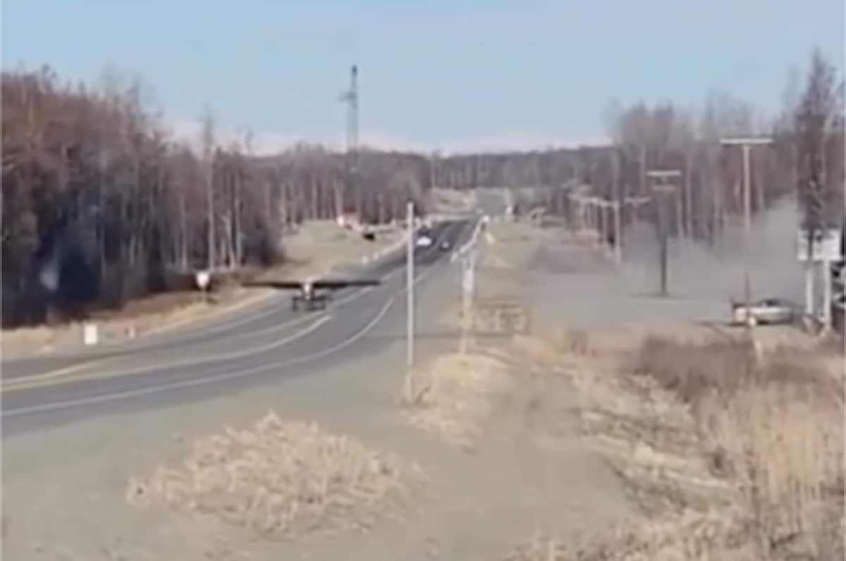 Avion sur route en Alaska