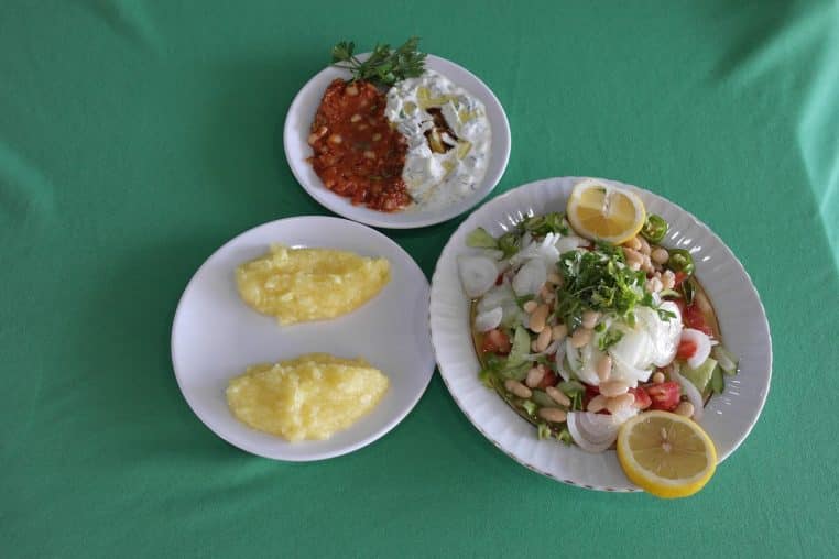 Assiette de salade de haricots verts, format paysage.