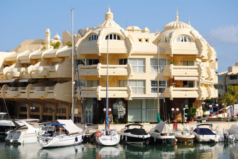 Marina de Benalmádena avec bateaux et promenade ensoleillée