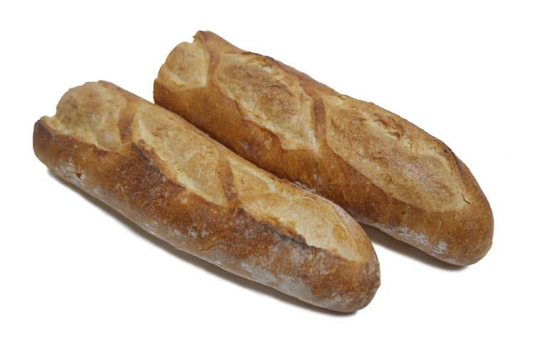 paniers de baguettes dans une vitrine de boulangerie.
