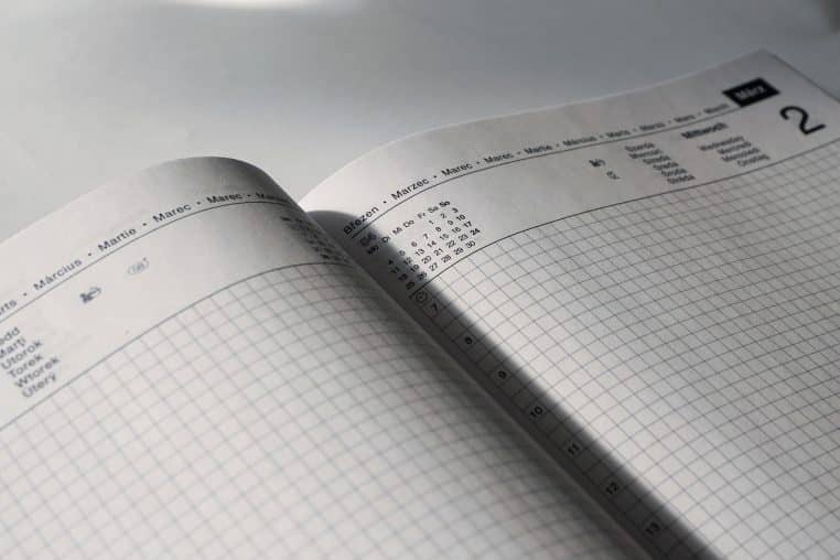 agenda posé sur un bureau, planification de paiement