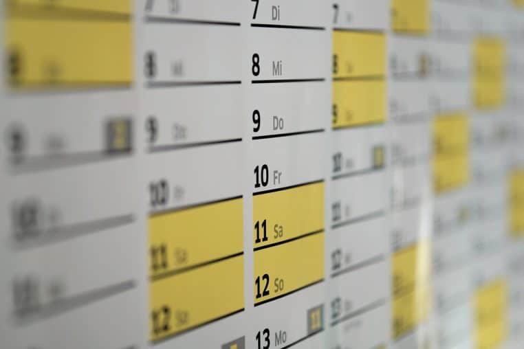 gros plan calendrier avec dates entourées, virement CAF