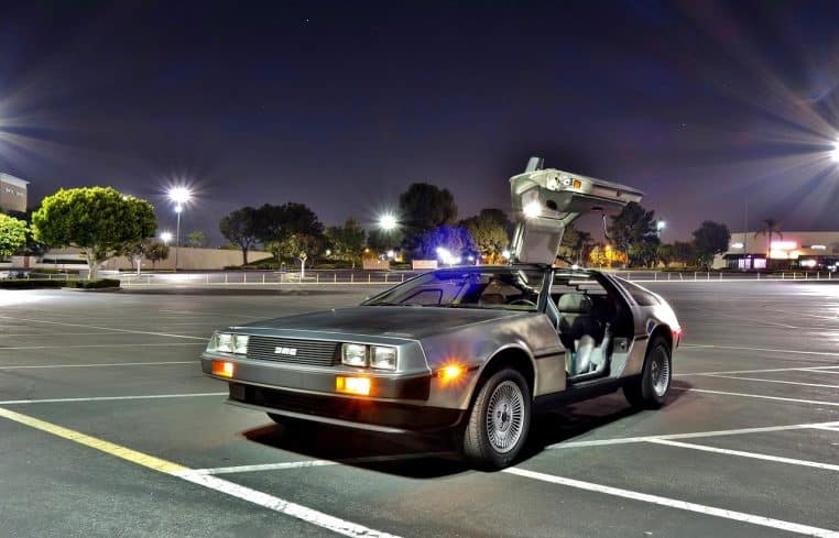 DeLorean années 80 roulant sur l’asphalte.