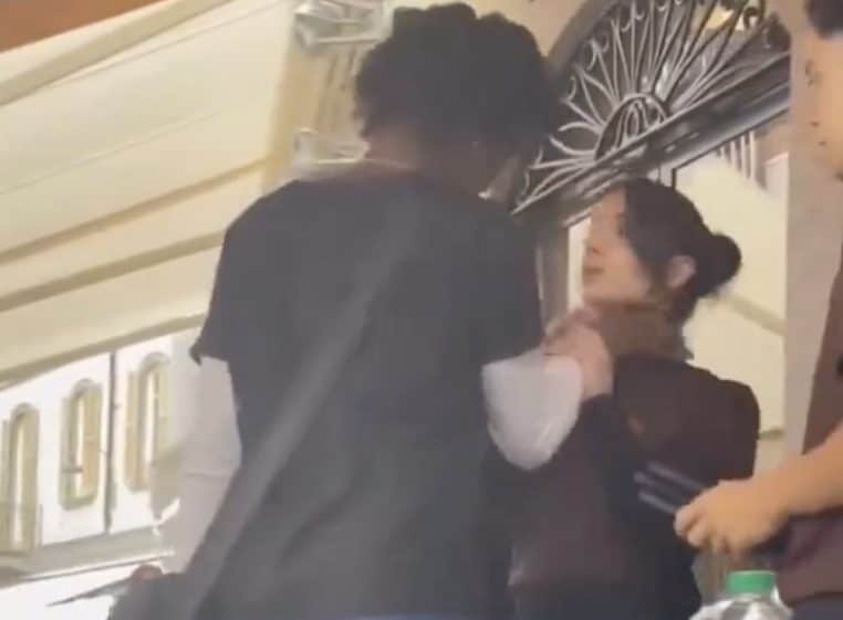 Cliente agresse serveuse