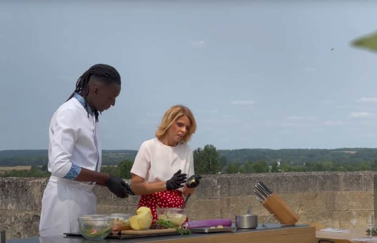 Mory Sacko et Anne-Sophie Lapix cuisinant ensemble lors d’un tournage de Cuisine Ouverte à Amboise, Centre-Val de Loire