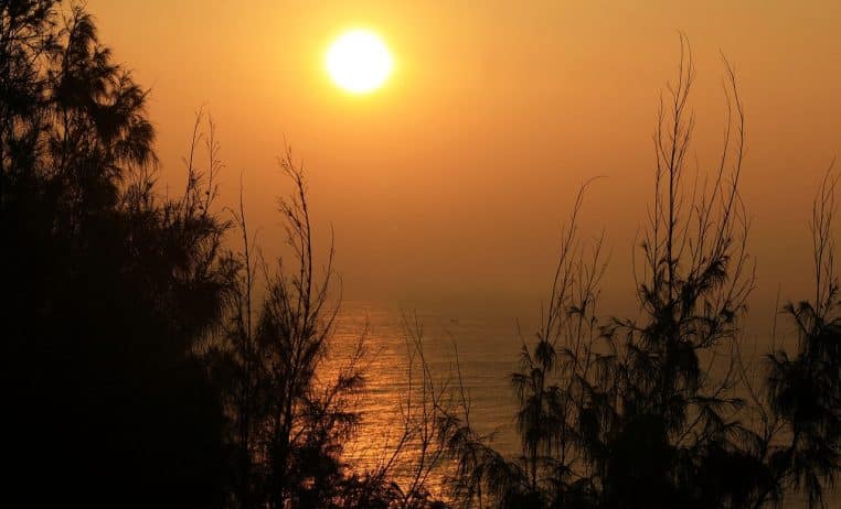 Lever de soleil estival au-dessus d’un paysage