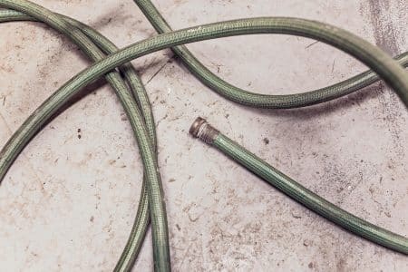 Elle décède en s'accrochant à un tuyau d'arrosage