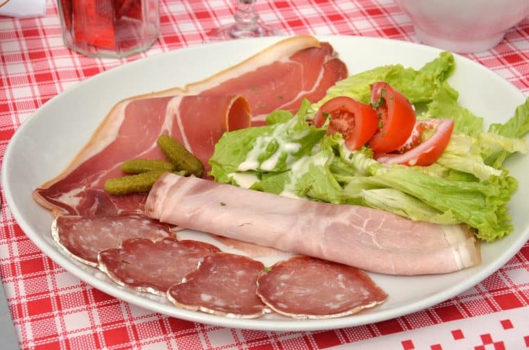 Salade composée avec lamelles de jambon.