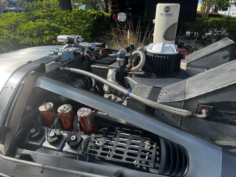 DeLorean DMC-12 gris acier, vue 3/4 avant, portes papillon.