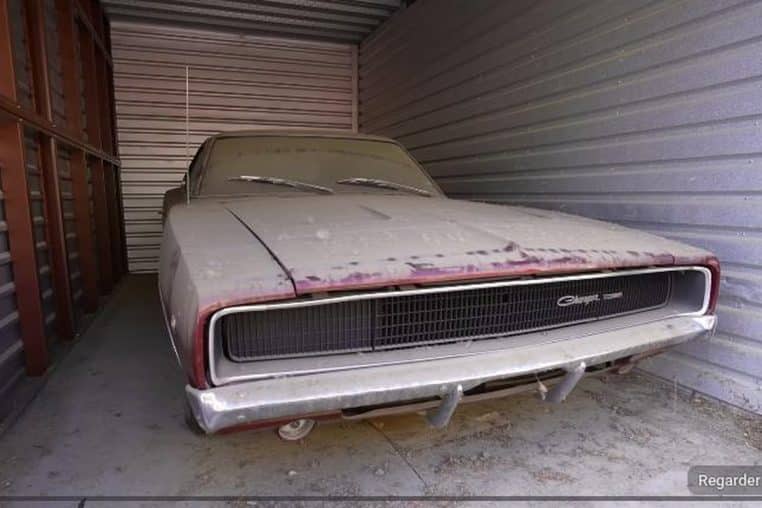 Dodge Charger 1968 recouverte de poussière dans un box de stockage fermé, avant restauration.