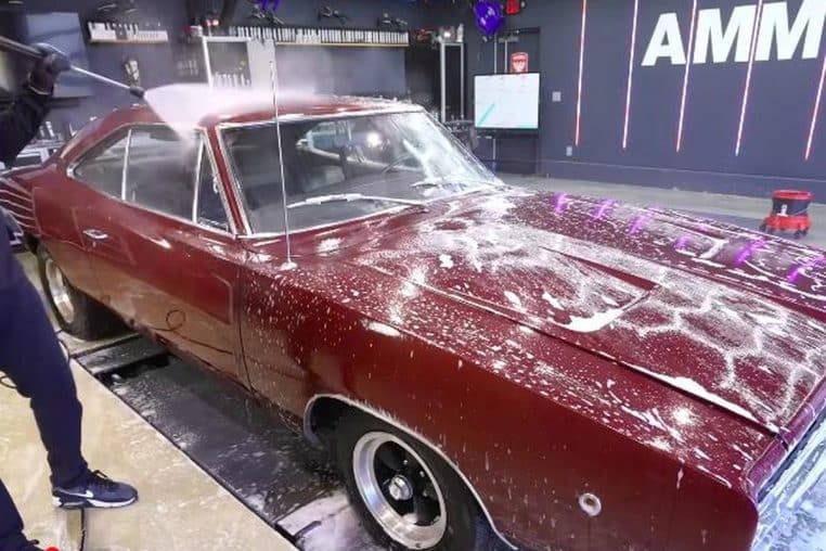 Lavage à la mousse et haute pression d’une Dodge Charger 1968 dans le studio AMMO NYC, phase de detailing intérieur/extérieur.