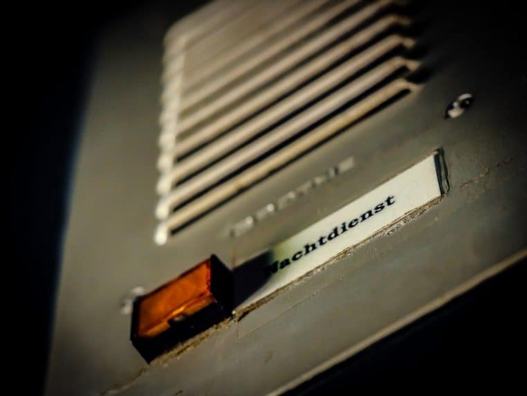 Gros plan d’un interphone d’immeuble