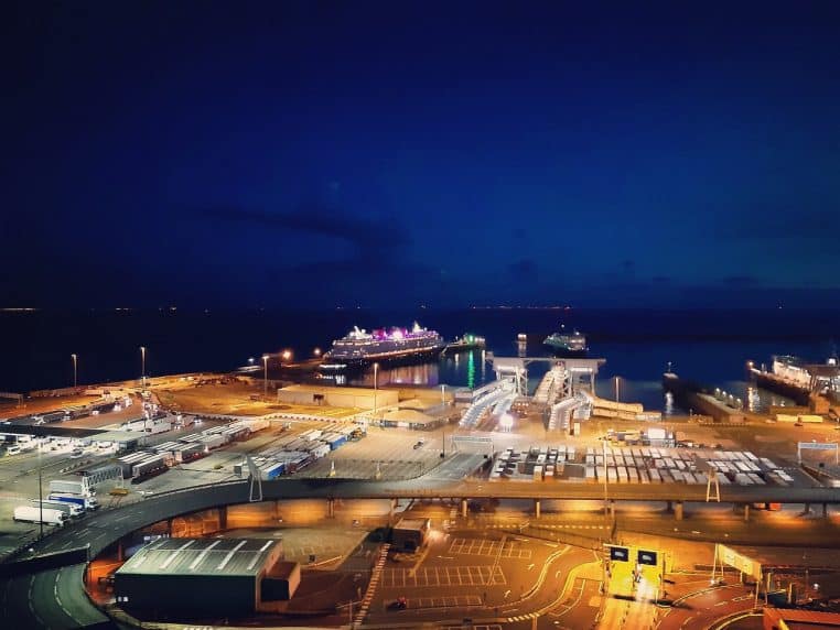 Port de Douvres vu depuis la mer, ciel dégagé et jetées