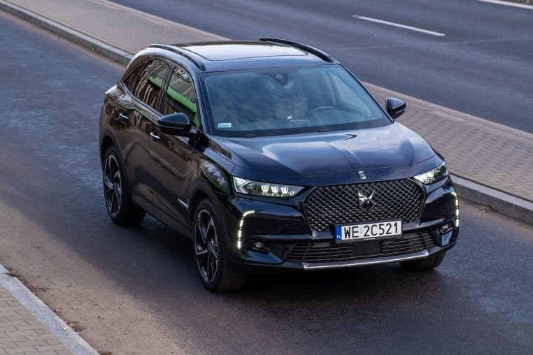 DS 7 Crossback garé en extérieur, profil SUV