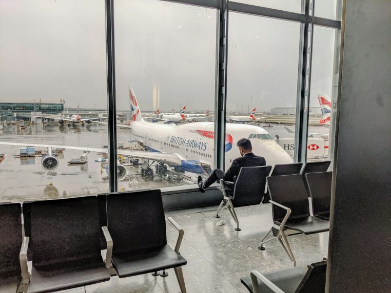 Homme dans aéroport avec avion