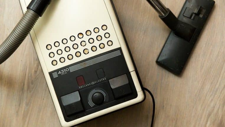 elle etrangle sa copine fil aspirateur