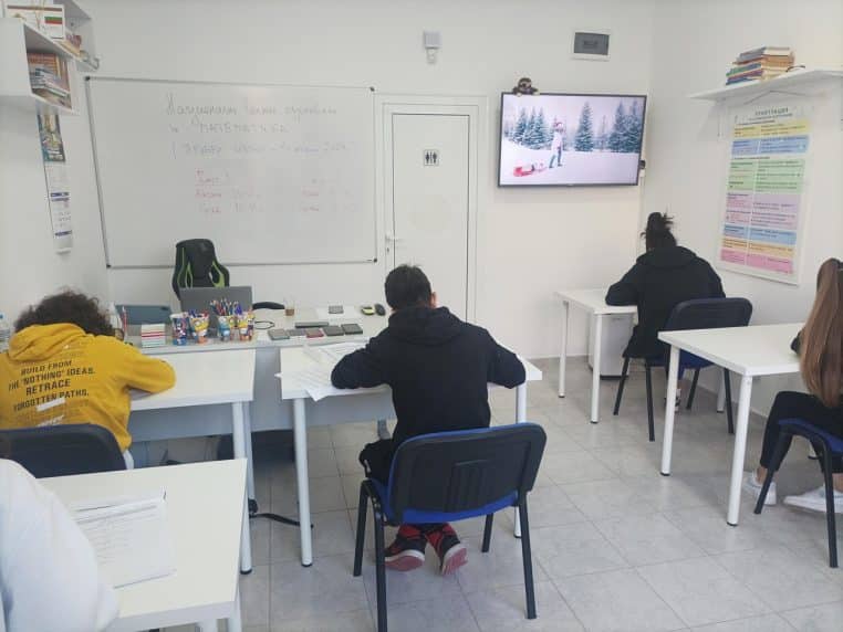 Élèves concentrés pendant une épreuve écrite