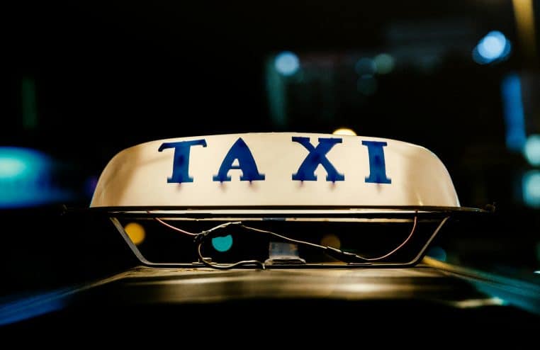 Le taxi lui facture une somme exorbitante