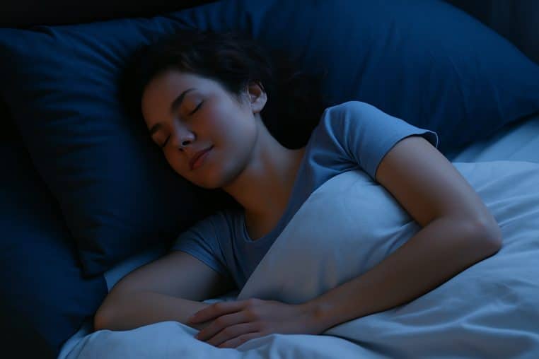 Femme couchée au lit