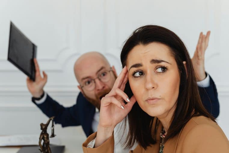 Elle traite son patron de connard