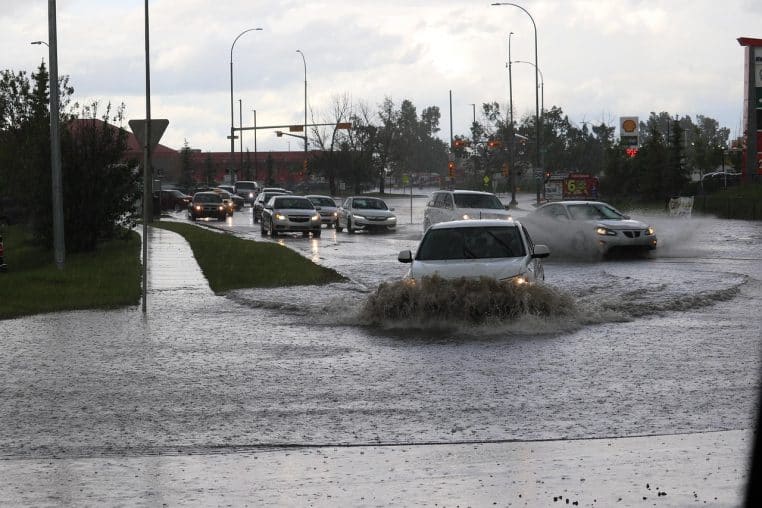 route urbaine submergée après inondation