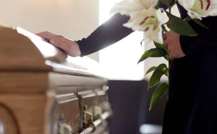 funérailles enfant père mort