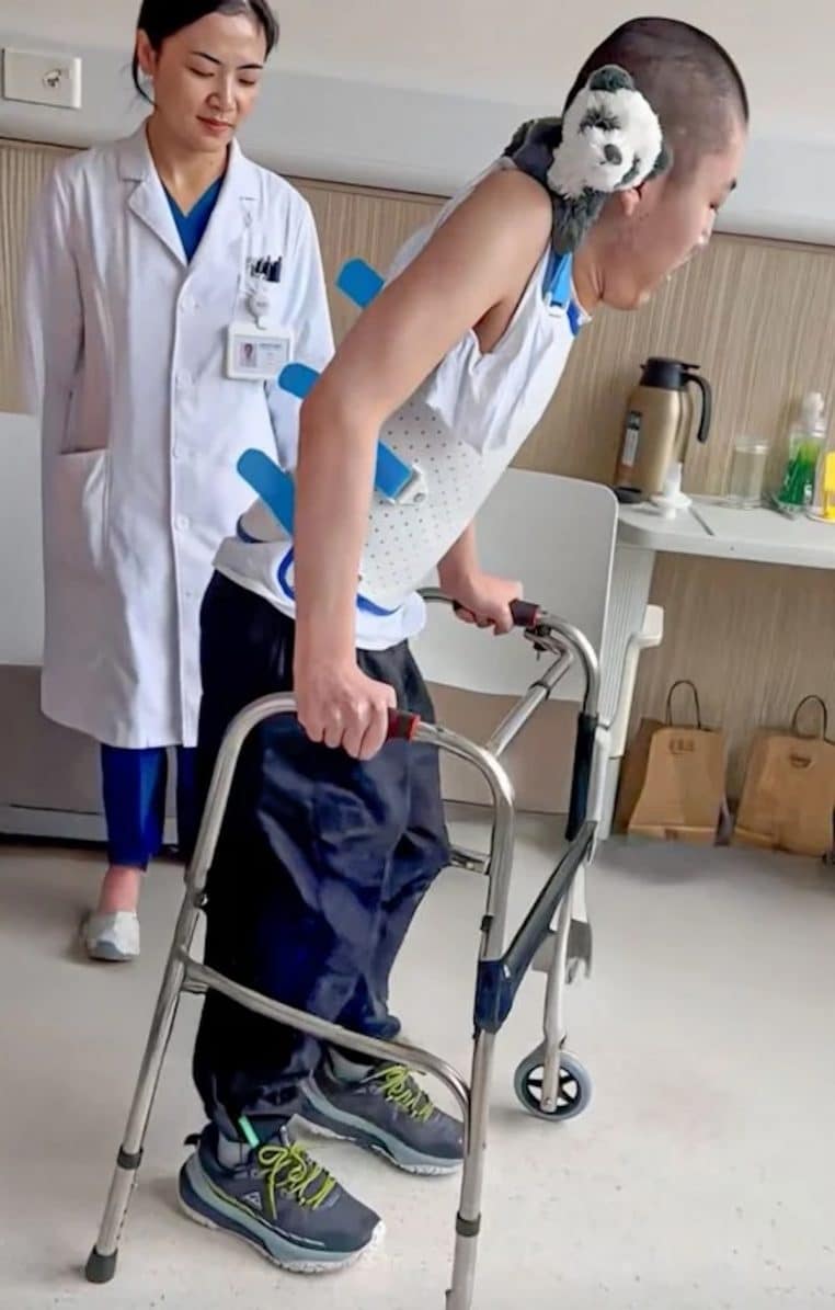 garçon plie reussi a se mettre debout