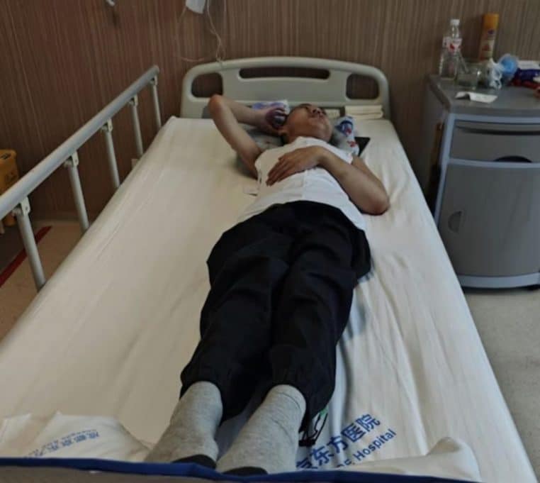 garçon plie reussi a se mettre deboutt