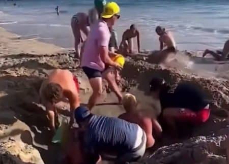 Deux garçons pris au piège dans le sable mouillé