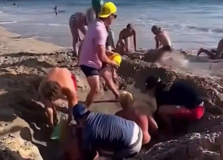 Deux garçons pris au piège dans le sable mouillé