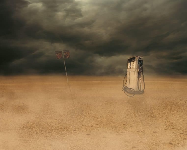 Pompe à essence isolée dans un environnement déserté