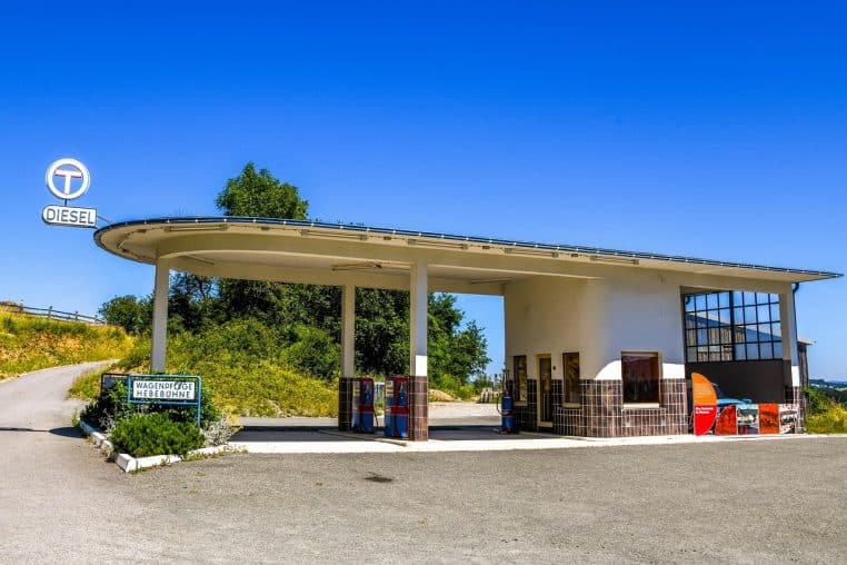 Vieille station-essence rétro en extérieur