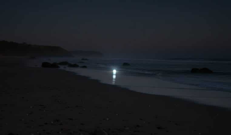 Un gendarme découvre un caillou fluorescent sur la plage