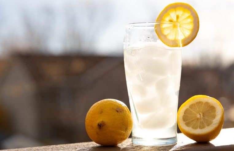 gros plan d’un verre d’eau citronnée avec tranches de citron