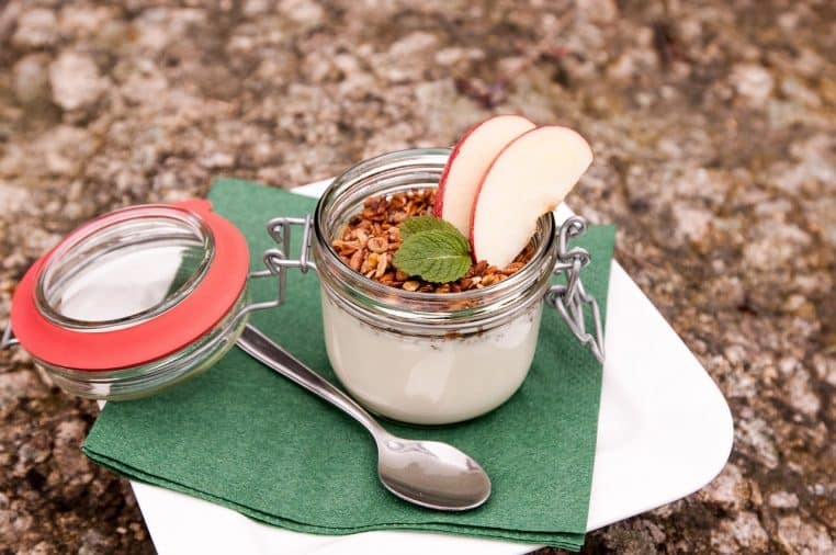 verrine de yaourt nature au granola.