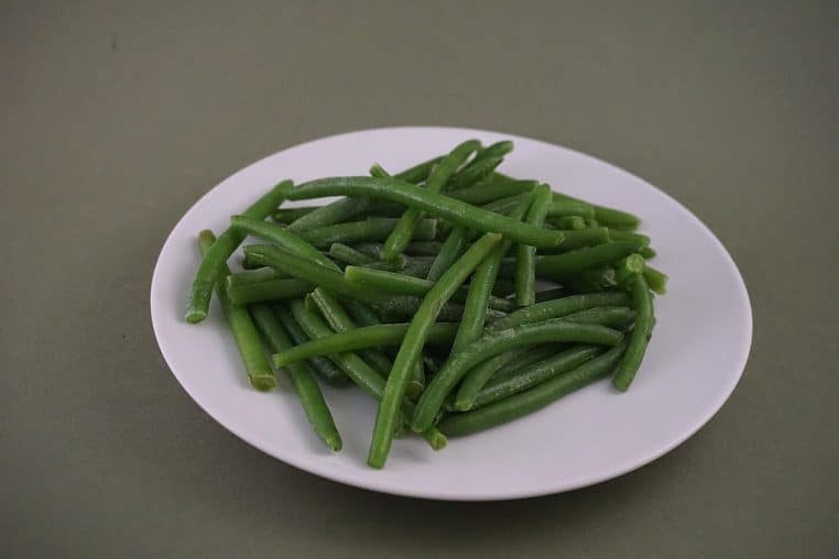 Haricots verts frais en gros plan, format paysage.