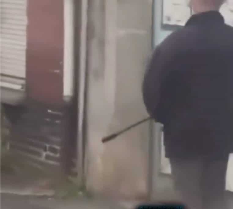 Homme armé d'un fusil