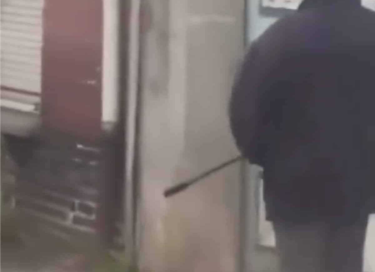 Homme armé d'un fusil