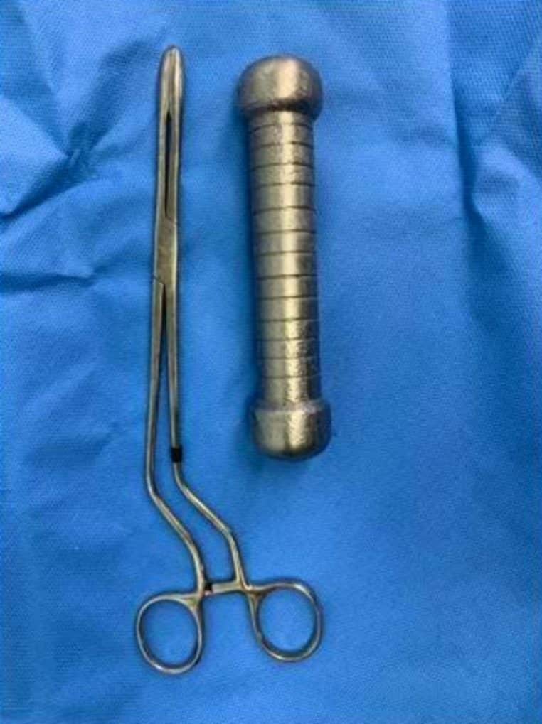 Un homme se coince un altère dans le derrière