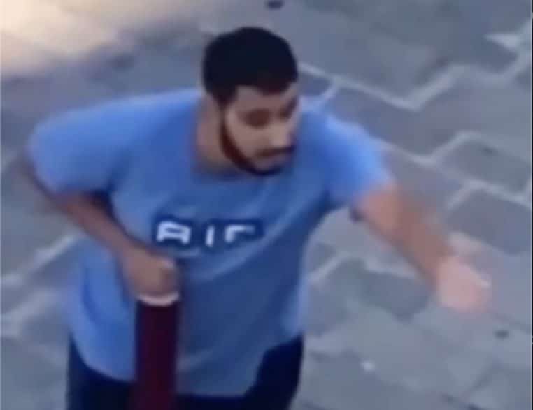 Homme insulte racisme