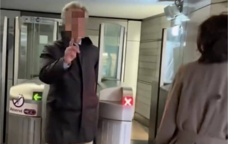 Homme s'en prend à une femme voilée au métro à Paris