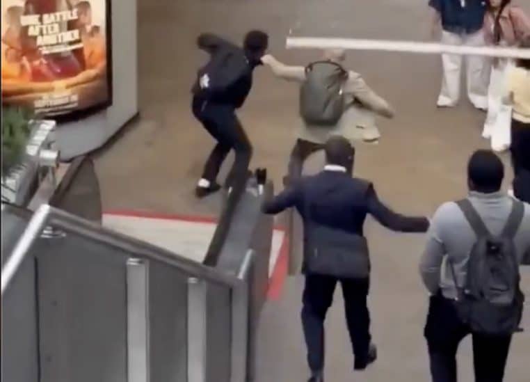 Homme vole téléphone