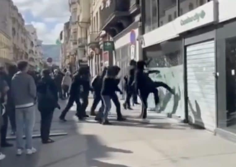 Jeunes carrefour vandalisme