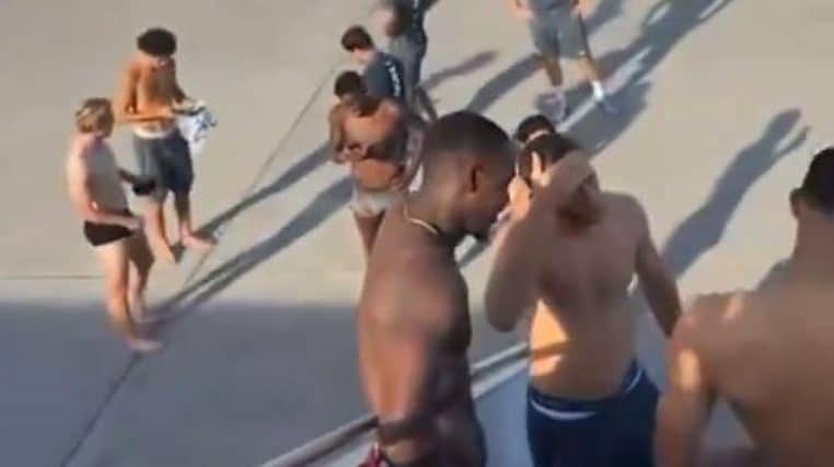 Des joueurs à moitié nus sur le tarmac