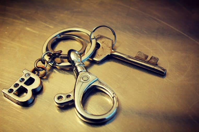 Trousseau de clés posé sur une table en bois, lumière douce.